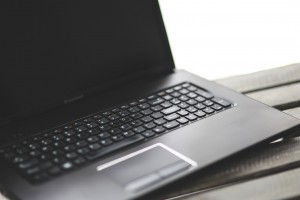 black-791429_1280 - Świat notebooków Dell Latitude 7490 gościł już niedawno na łamach naszych testów biznesowych laptopów. Wtedy sprawdziliśmy jego najsłabszą wersję, która kosztuje około 6000 złotych