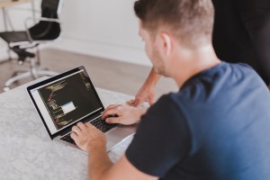 Laptop dla biznesmena powinien być nie tylko lekki i wydajny, ale przede wszystkim powinien on dobrze chronić przechowywane na nim dane przed dostępem osób trzecich i ewentualną ich kradzieżą